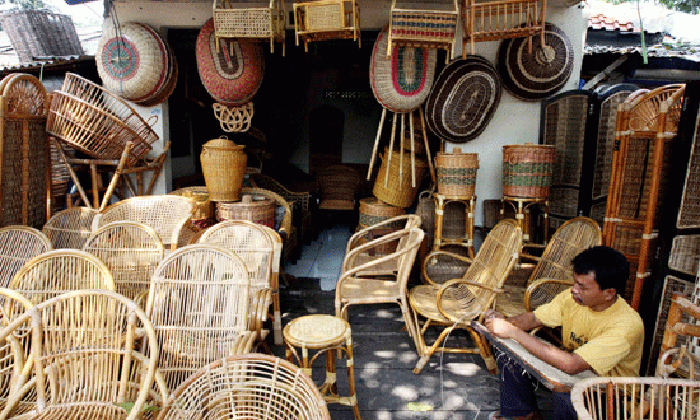 Pengrajin rotan. Foto: Inionline