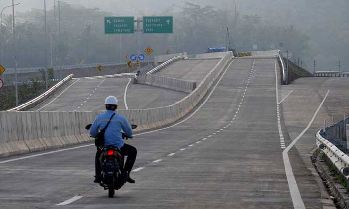Ilustrasi motor di Jalan Tol. Foto: kastara