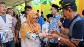 Peserta Jalan Sehat Garut Antusias Sambut Mbak Tutut
