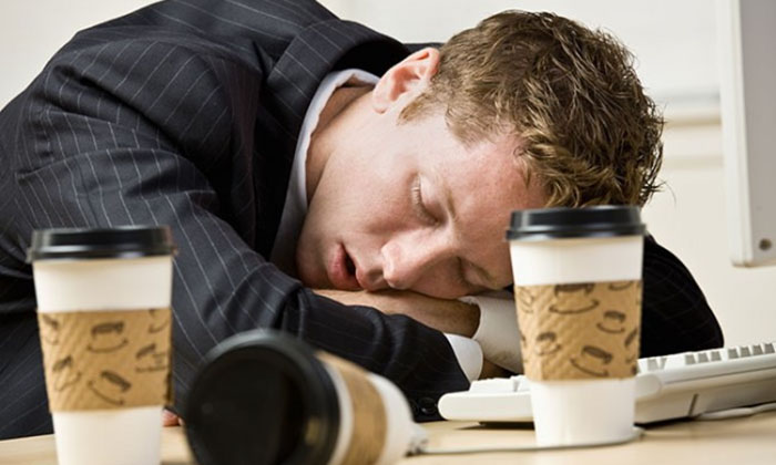 Begadang Bikin Otak Lemot dan Jantung Lelah, Ini Penjelasan Ahli Sebagian meskipun sudah minum kopi, masih terasa mengantuk. Foto: Thousand oaks Mattress