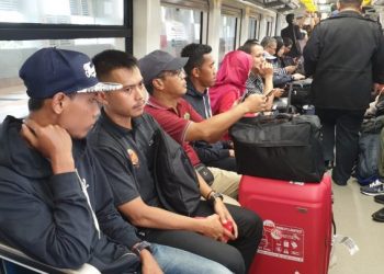 Pemain Sriwijaya FC Gairahkan Penumpang LRT Palembang