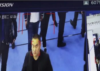 Peneliti: Perusahaan Pengawas Cina Lacak Jutaan Orang di Xinjiang