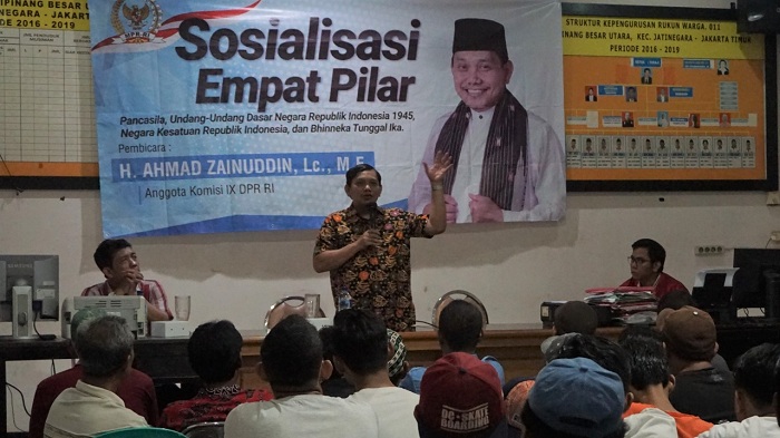 anggota Majelis Permusyawaratan Rakyat Republik Indonesia (MPR RI) Ahmad Zainuddin saat memberi Sosialisasi Empat Pilar di Aula Sekretariat RW 11 Cipinang Besar Utara. Foto: Istimewa