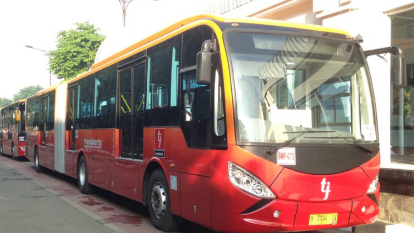 Bus TransJakarta kembali melayani rute seperti biasa.