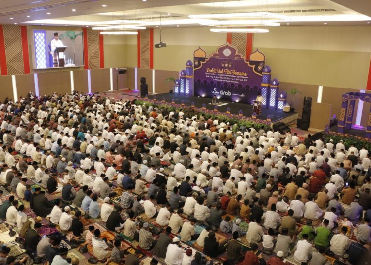 Warga shalat id di Sandeq Ballroom, Hotel Claro Makassar. Foto: Ist