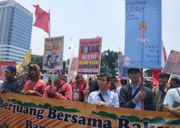 Aksi Buruh depan Gedung DPR RI