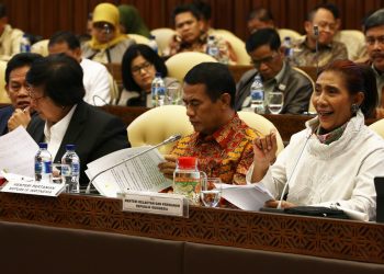 Menteri Kelautan dan Perikanan Susi Pudjiastuti (kanan) bersama Menteri Pertanian Andi Amran Sulaiman (tengah), dan Menteri Lingkungan Hidup dan Kehutanan (LHK) Siti Nurbaya (kiri) memberikan paparan saat mengikuti rapat kerja bersama Komisi IV DPR di Komp