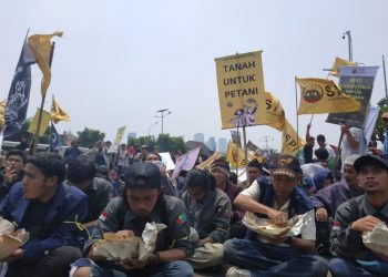 aksi mahasiswa di depan gedung DPR RI