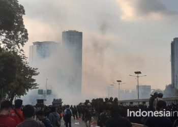aksi mahasiswa di depan gedung DPR