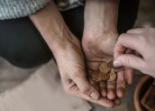 Tentang Sedekah, Para Mayit Minta Dihidupkan Kembali
