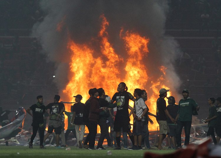 Suporter Persebaya membakar papan sponsor usai pertandingan Liga 1 2019 antara Persebaya dan PSS Sleman di Stadion Gelora Bung Tomo, Surabaya, Jawa Timur, Selasa (29/10). Kericuhan tersebut terjadi karena kekecewaan para suporter Persebaya usai timnya kalah 2-3 atas PSS Sleman.  Foto: Asim