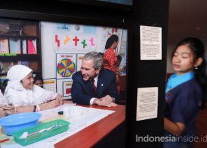 Foto mantan Presiden Amerika Serikat George Bush saat berdialog dengan pelajar Sekolah Dasar Negeri Papandayan pada 2006. Pameran Foto 70 Tahun Hubungan Diplomatik Indonesia dan Amerika dipamerkan di Gedung Perpustakaan Nasional, Jakarta, Rabu (6/11/2019). Foto: Indonesiainside.id/Mamuk Ismuntoro