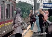 kereta commuterline di Stasiun Sudimara