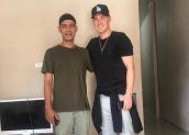 Adam Mitter (kanan) melayani foto bersama penggemar di Banda Aceh