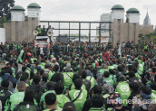 DPR Tolak Motor Jadi Angkutan Umum, Ribuan Ojol Demo