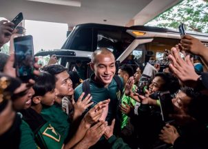 Stopper Hansamu Yama Pranata mendapat sambutan hangat dari Bonek ketika Persebaya tiba di Stadion Gelora Bangkalan, Madura. Foto: Persebaya