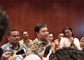 Airlangga Hartarto Minta Perbankan Percepat Turunkan Suku Bunga