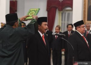 Presiden Jokowi melantik Yudian Wahyudi sebagai Kepala Badan Pembinaan Ideologi Pancasila (BPIP) di Istana Negara, Jakarta, Rabu (5/2/2020). Foto: ANTARA