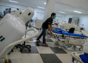 Petugas mempersiapkan alat medis di RS Darurat Covid-19, kompleks Wisma Atlet di Kemayoran, Jakarta, Ahad (22/3). Pemerintah menyiapkan 2.500 kamar tidur di tower enam dan tujuh Wisma Atlet yang digunakan sebagai RS Darurat Covid-19 untuk penanganan pasien Covid-19. Foto: ANTARA