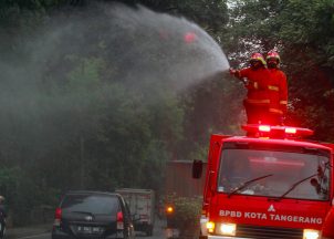 Ilsutrasi penyemprotan disinfektan dengan mobil Armored Water Cannon (AWC). Foto: ANTARA