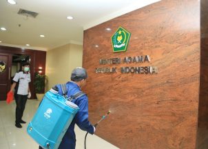 Ruang2 kerja di Kementerian Agama disemprot disinfektan untuk mencegah penyebaran Covid-19. Foto: Istimewa