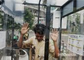 Warga Manfaatkan Sarana Cuci Tangan dan Bilik Disinfektan di Jakarta
