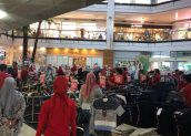 Suasana perbelanjaan di mall