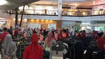 Suasana perbelanjaan di mall