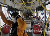 Cegah Covid-19, MRT dan TransJakarta Wajibkan Penumpang Pakai Masker
