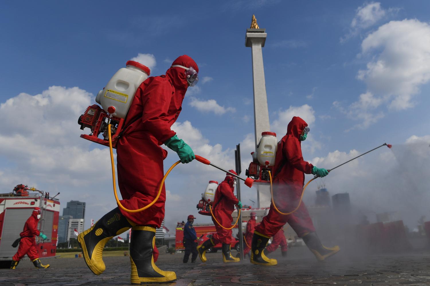 Dibuka 20 Juni, Monas Disemprot Disinfektan