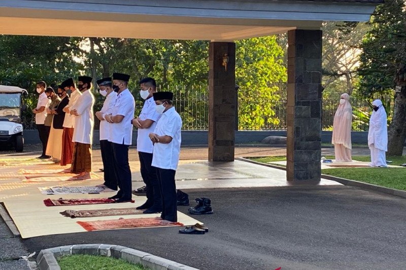 Presiden Jokowi Shalat Idul Adha di Halaman Wisma Bayurini