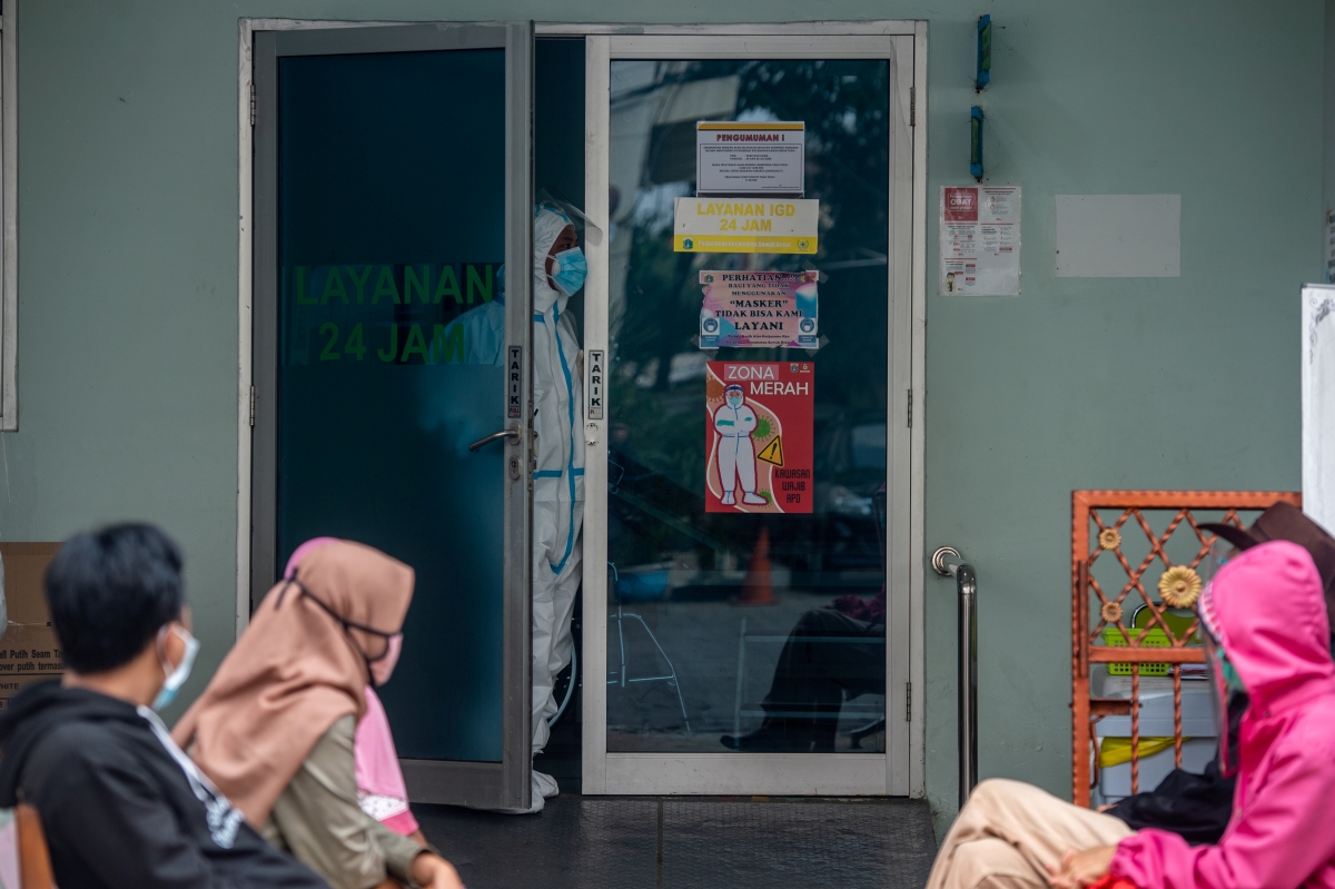 Warga Jakarta Lakukan Tes Usap Covid-19 di Puskemas