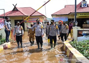 Kapolda Kalsel Cek Mapolsek yang Masih Tergenang Banjir