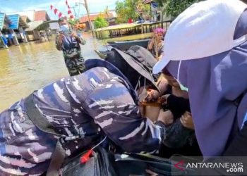 Tim Kesehatan TNI AL Beri Layanan Kesehatan Bagi Korban Banjir Kalsel