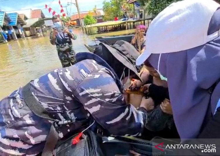 Tim Kesehatan TNI AL Beri Layanan Kesehatan Bagi Korban Banjir Kalsel