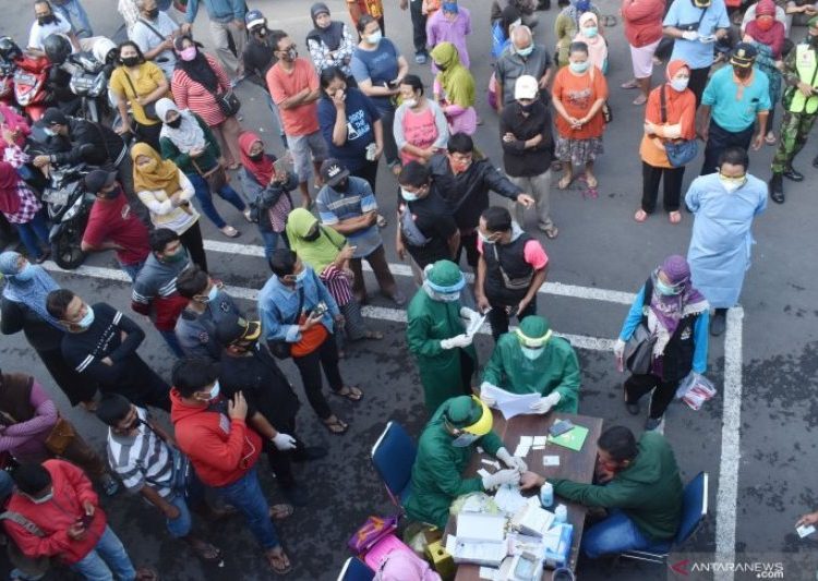 Rapid test para pedagang tradisional di Madiun. Foto: Antara
