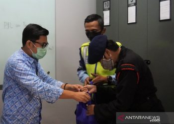 Pemuda Hendak Lompat dari JPO Halte Harmoni Digagalkan dan Dibawa Pulang ke Rumah