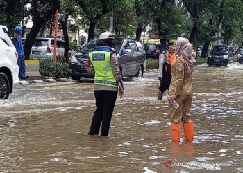 Luapan Kali Ciliwung Lama Sebabkan Genangan di Jalan Bungur Raya, Kemayoran