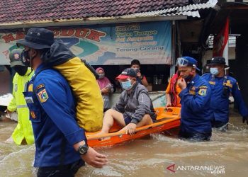 Warga Gagal Ginjal Dievakuasi untuk Jalani Pengobatan di Tengah Banjir 1 Meter di Bendungan Hilir