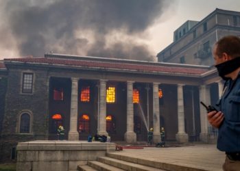 Bangunan Bersejarah di Cape Town Terbakar, Dua Petugas Pemadam Terluka