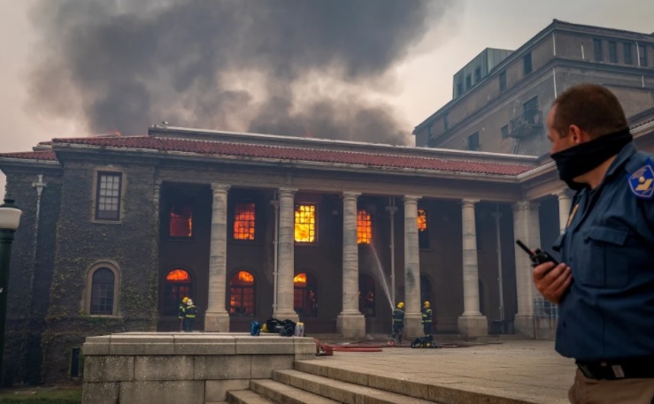 Petugas pemadam kebakaran memadamkan api yang menghancurkan gedung Perpustakaan Jagger yang berusia lebih dari 200 tahun di Universitas Cape Town. - Foto EPA.