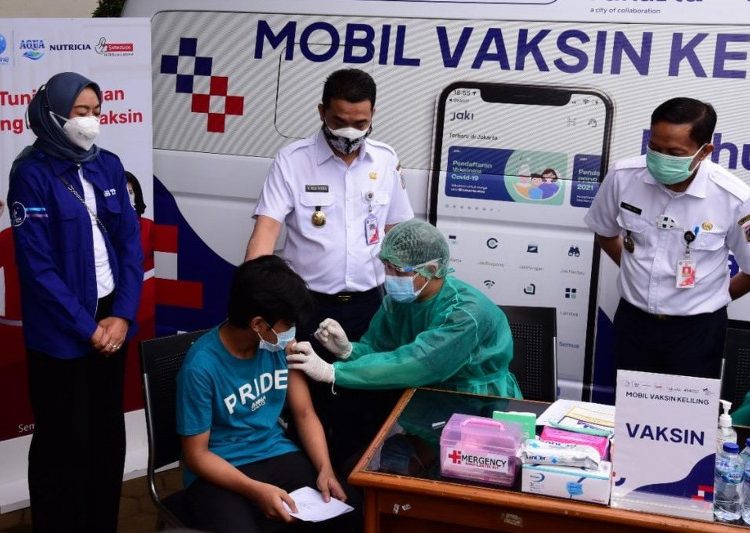 Wakil Gubernur DKI Jakarta Ahmad Riza Patria (berbaju putih berdiri di tengah) saat meninjau vaksinasi keliling di Kelurahan Cipedak, Jakarta, Rabu (14/7). (ANTARA/HO)