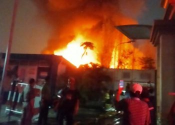 Sudin Gulkarmat Jakarta Pusat Kerahkan 21 Armada Padamkan Kebakaran di Kemayoran