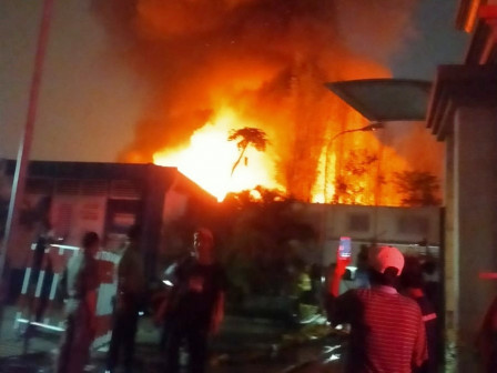 Sudin Gulkarmat Jakarta Pusat Kerahkan 21 Armada Padamkan Kebakaran di Kemayoran