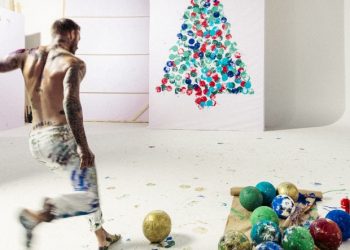David Beckham Gunakan Keterampilan Tendangan Bebasnya untuk Membuat Desain Pohon Natal