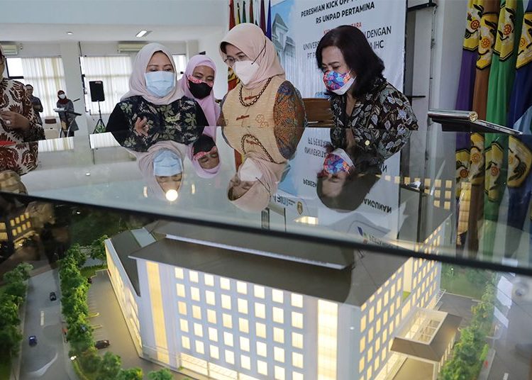 Rektor Unpad Prof. Rina Indiastuti bersama Direktur Utama Pertamedika IHC Fathema Djan Rachmat (kedua dari kiri) melihat maket Gedung RS Unpad-Pertamina usai menandatangani Perjanjian Kerja Sama yang digelar di Ruang Serba Guna Gedung 2 Lantai 4 Kampus Unpad, Jalan Dipati Ukur No. 35, Bandung, Rabu (24/11/2021)/ Foto: Dadan Triawan
