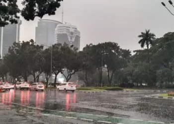 Sempat Ricuh, Pendemo di Depan Gedung DPR RI Bubar akibat Hujan