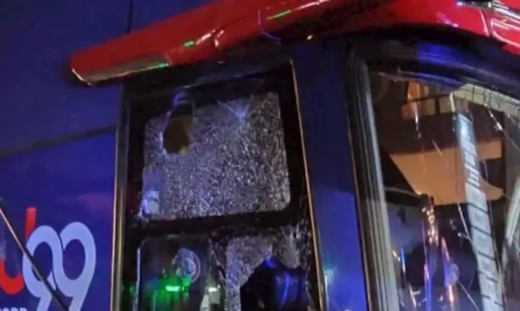 Kaca bus yang ditumpangi Arema FC