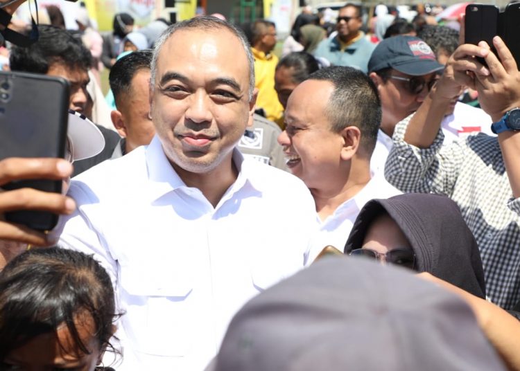 Menko Perekonomian Airlangga Hartarto dan Bupati Ahmed Zaki Iskandar atau Bang Zaki membuka Pasar Murah Ramadan Projo di Tangerang
