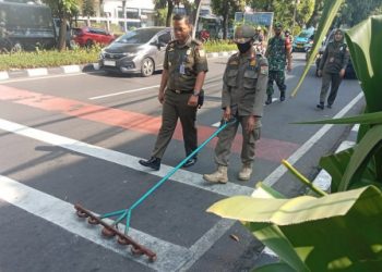 Awas Ranjau Paku Bertebaran di Jalanan Ibu Kota